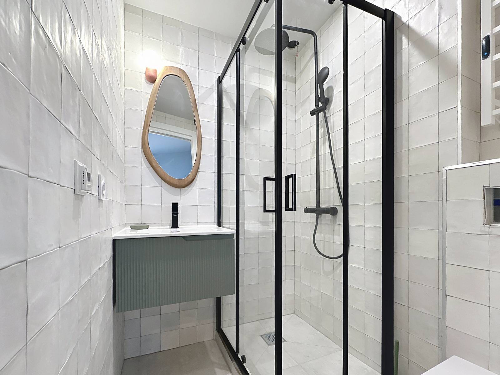 MAISON CONTEMPORAINE A CANNES A PIECES AVEC VUE MER