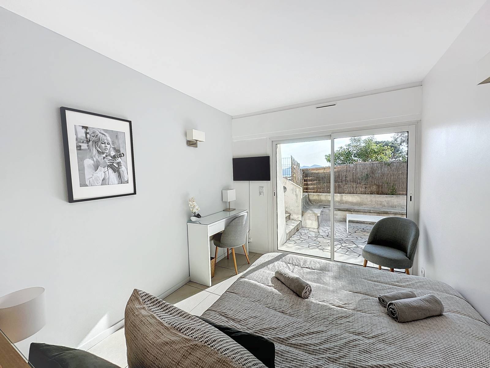 LOCATION SAISONNNIERE VILLA 5 CHAMBRES EN SUITE A CANNES