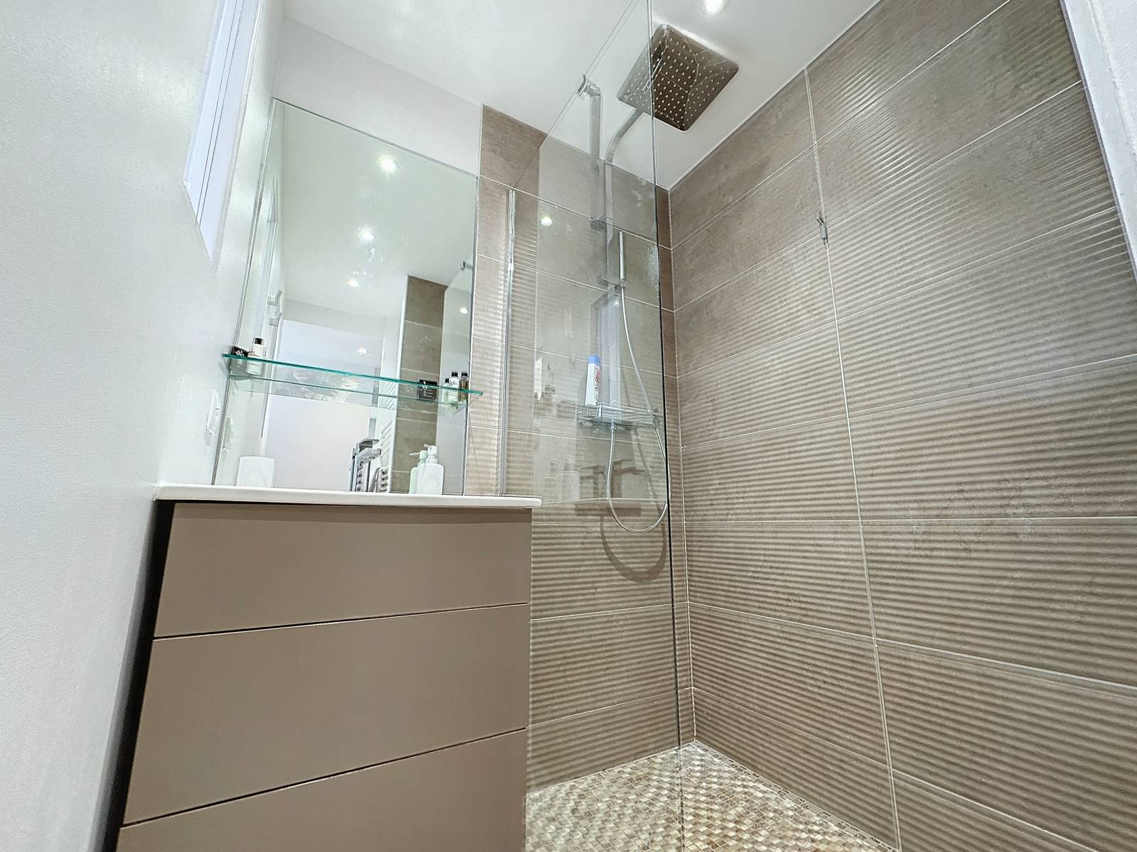 LOCATION SAISONNNIERE VILLA 5 CHAMBRES EN SUITE A CANNES