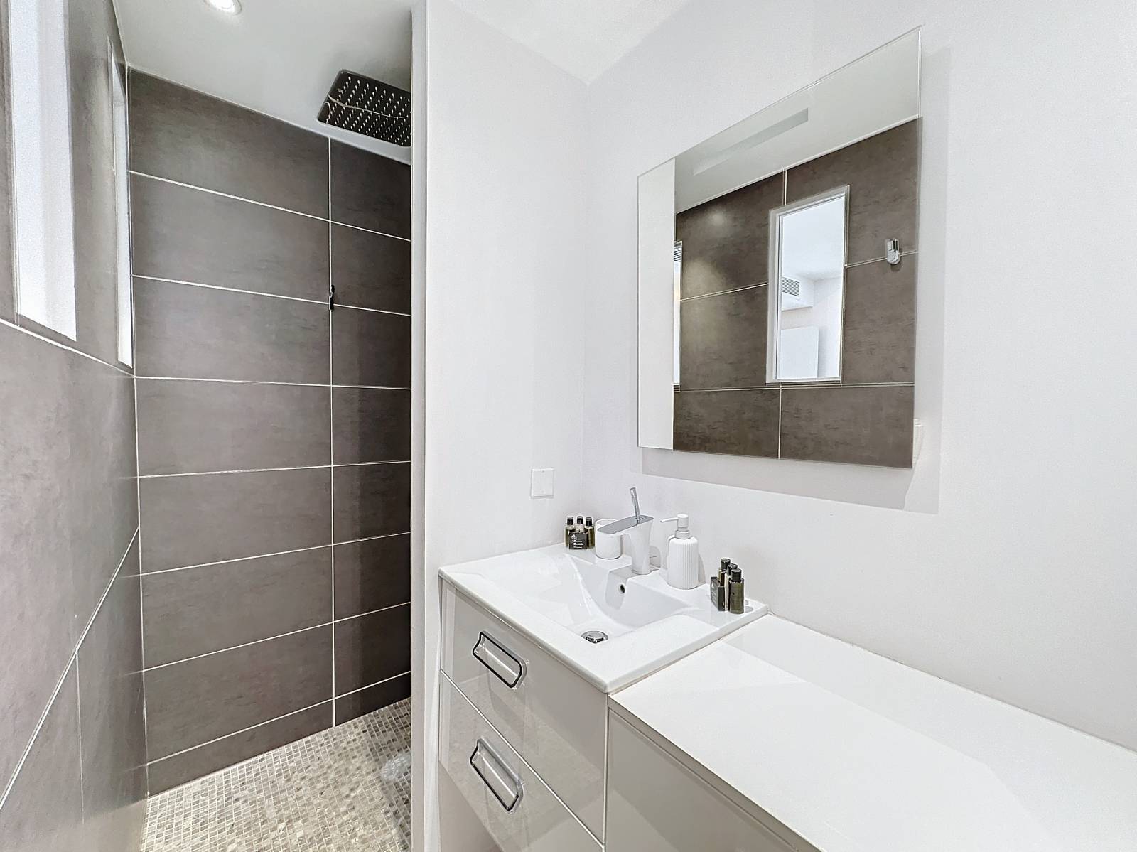 LOCATION SAISONNNIERE VILLA 5 CHAMBRES EN SUITE A CANNES