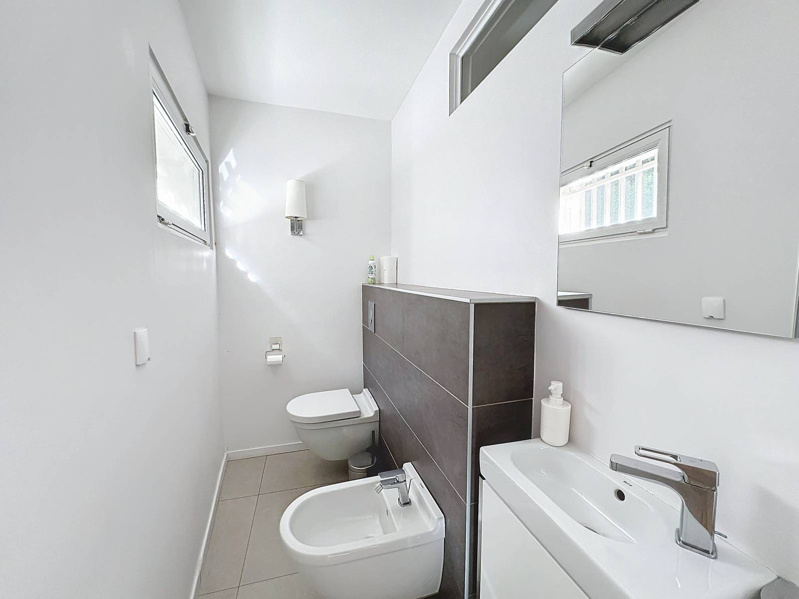 LOCATION SAISONNNIERE VILLA 5 CHAMBRES EN SUITE A CANNES