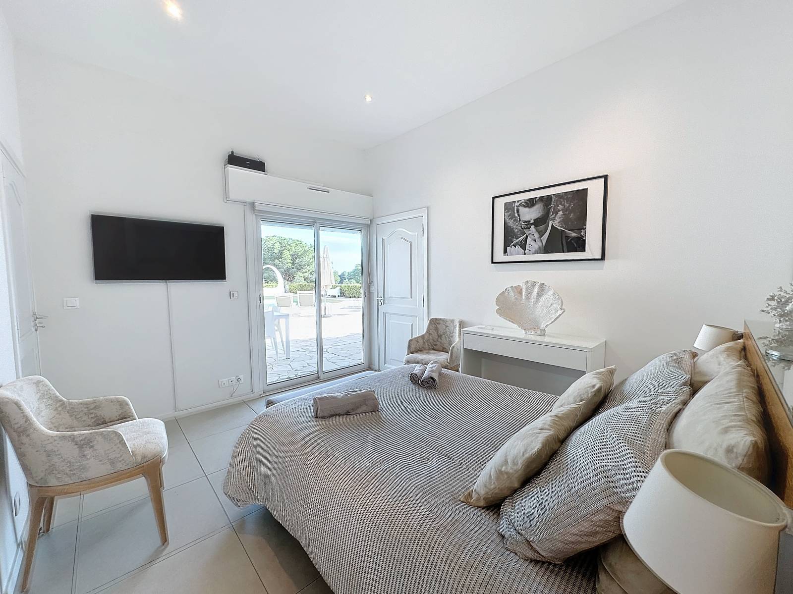 LOCATION SAISONNNIERE VILLA 5 CHAMBRES EN SUITE A CANNES