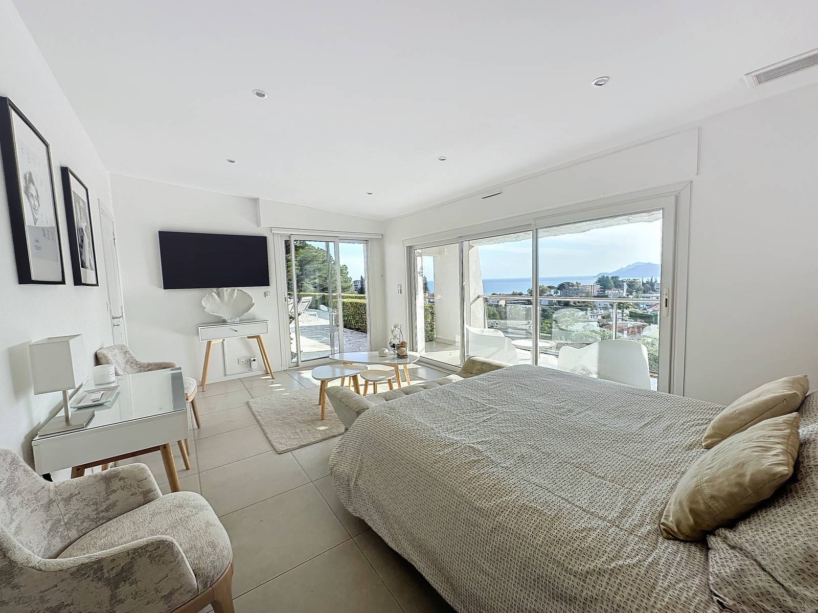 LOCATION SAISONNNIERE VILLA 5 CHAMBRES EN SUITE A CANNES