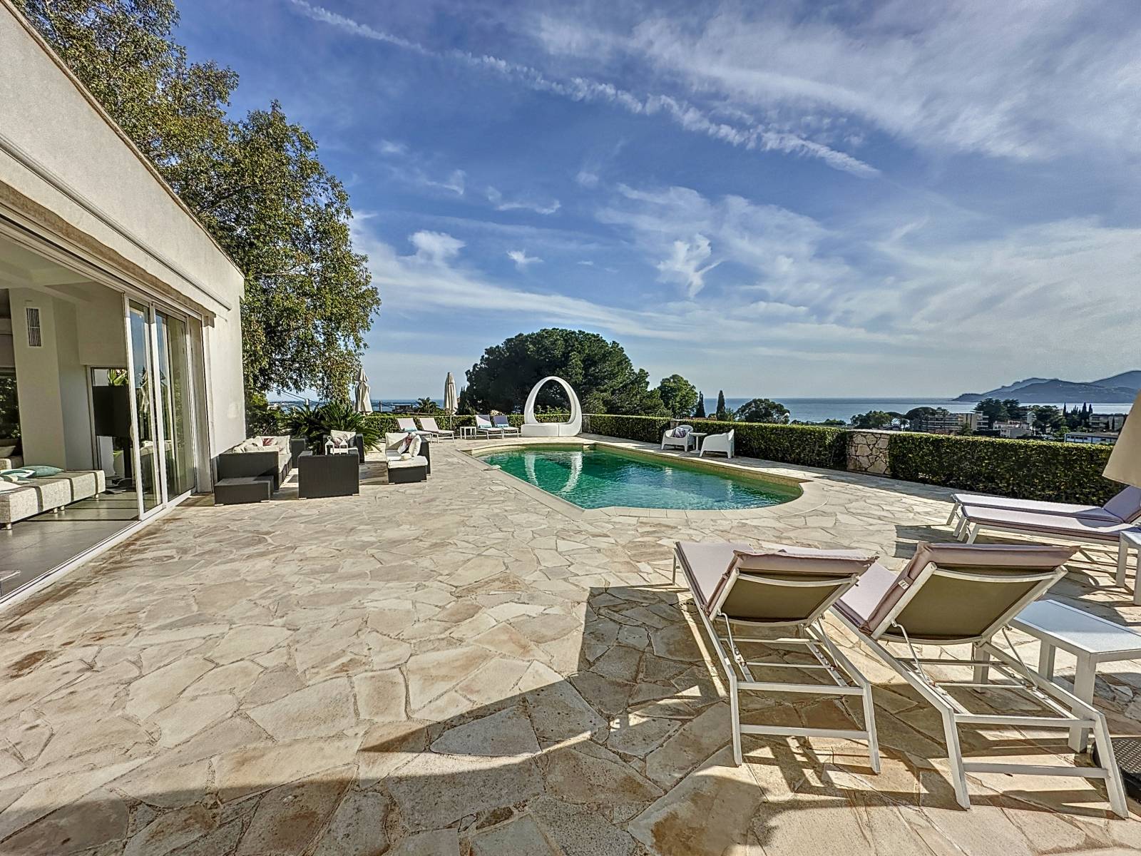 LOCATION SAISONNNIERE VILLA 5 CHAMBRES EN SUITE A CANNES