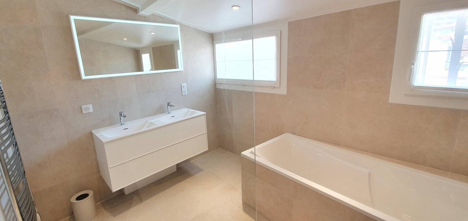 Salle de bains avec baignoire