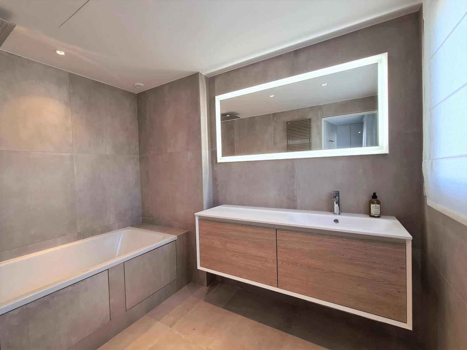 Salle de bains moderne et spacieuse