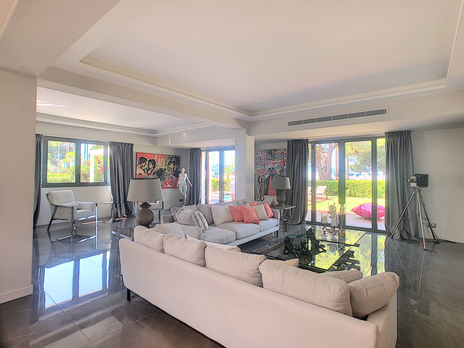 LOCATION SAISONNIERE VILLA 5 CHAMBRES EN SUITE CANNES CROISETTE