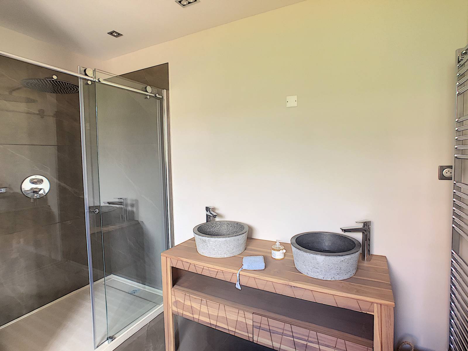 LOCATION SAISONNIERE VILLA 5 CHAMBRES EN SUITE CANNES CROISETTE