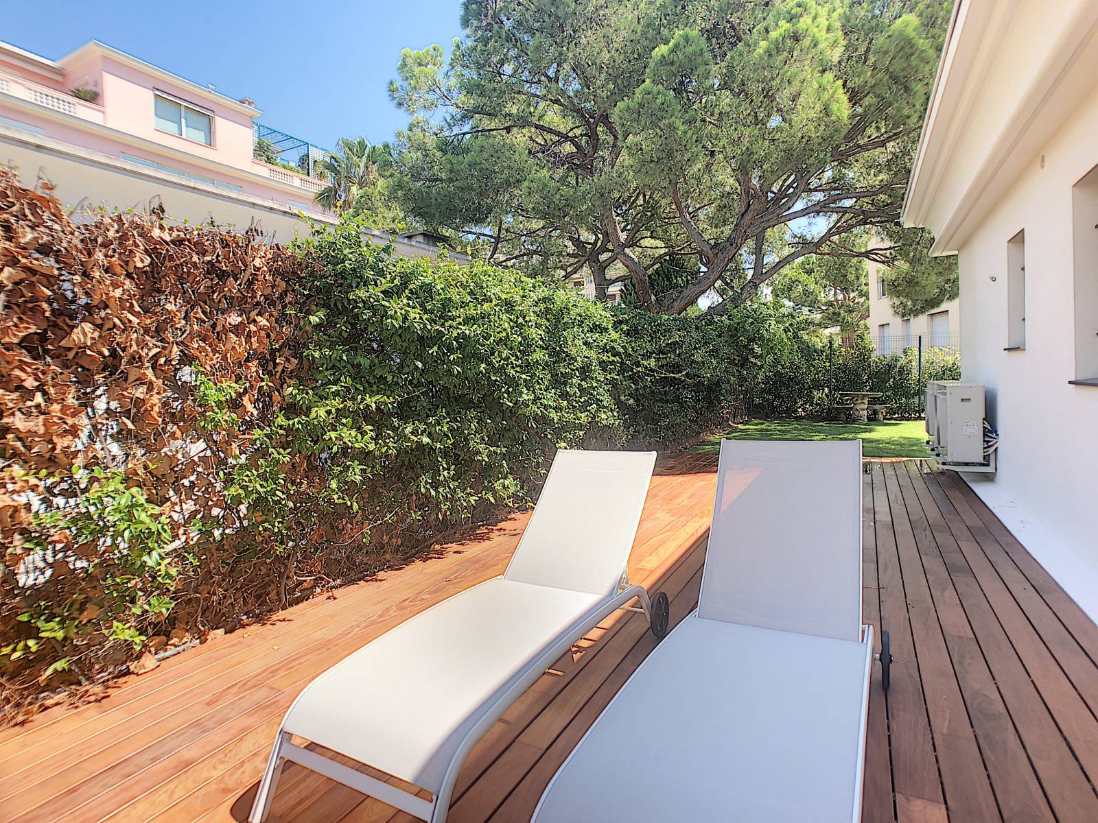 LOCATION SAISONNIERE VILLA 5 CHAMBRES EN SUITE CANNES CROISETTE