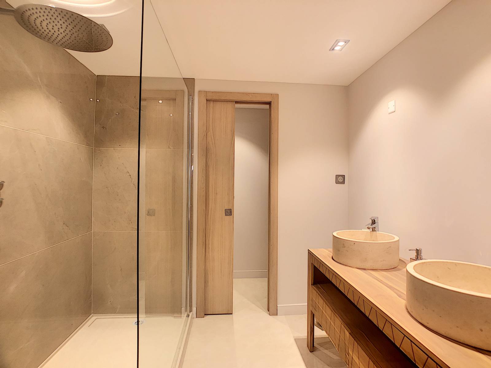 LOCATION SAISONNIERE VILLA 5 CHAMBRES EN SUITE CANNES CROISETTE