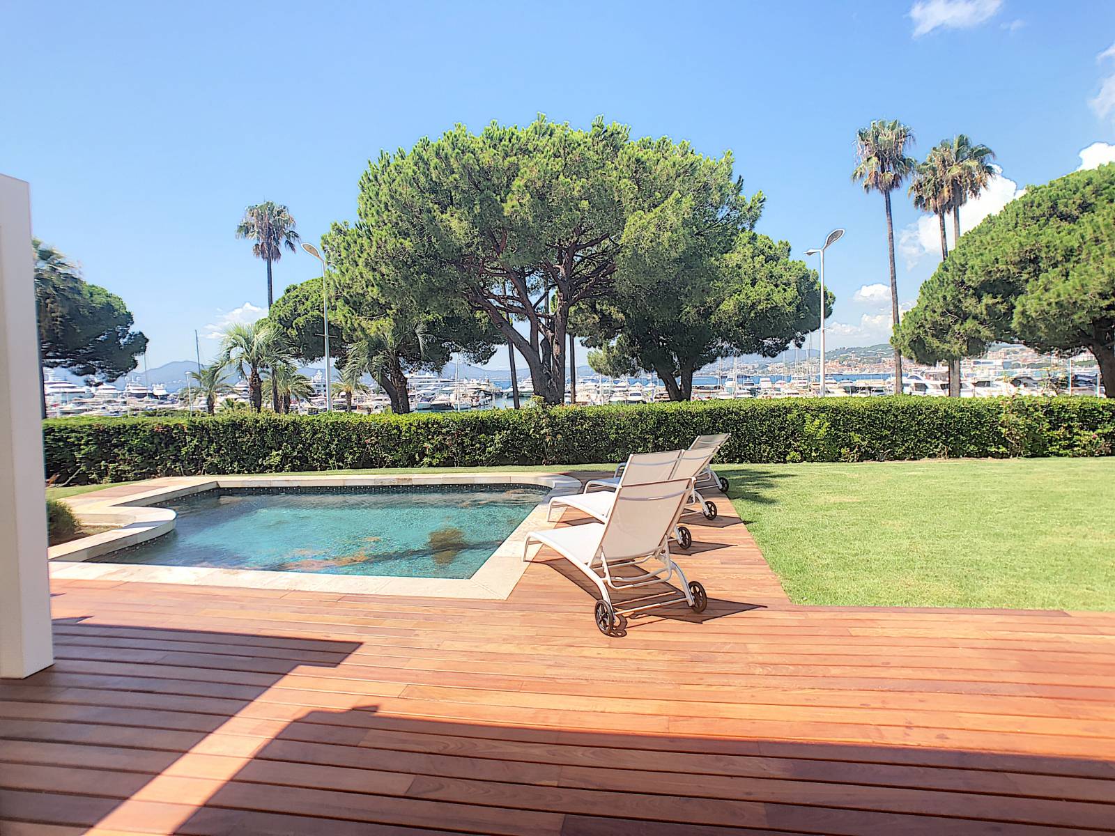 LOCATION SAISONNIERE VILLA 5 CHAMBRES EN SUITE CANNES CROISETTE