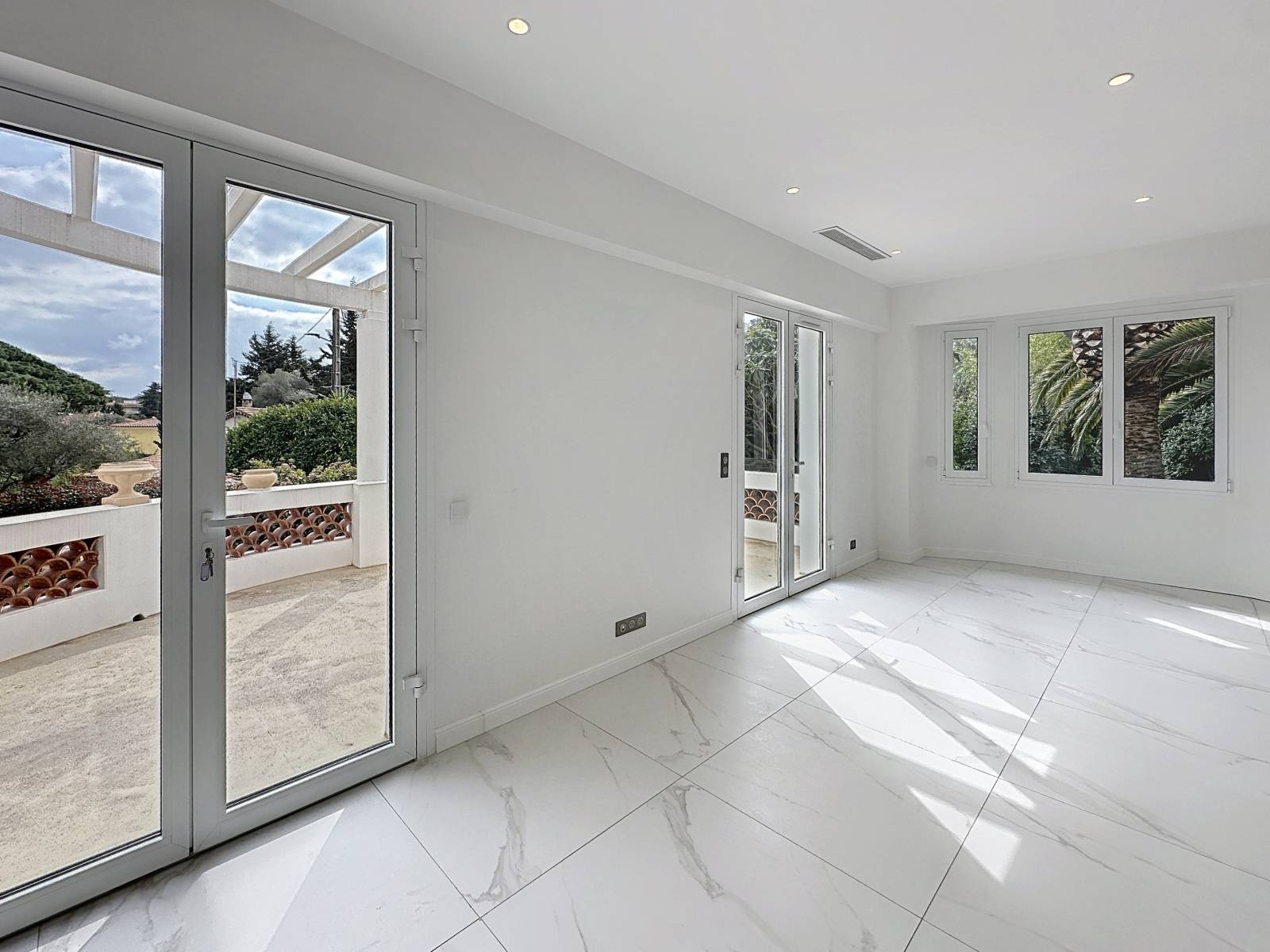 ANTIBES MAGNIFIQUE VILLA 10 PIECES