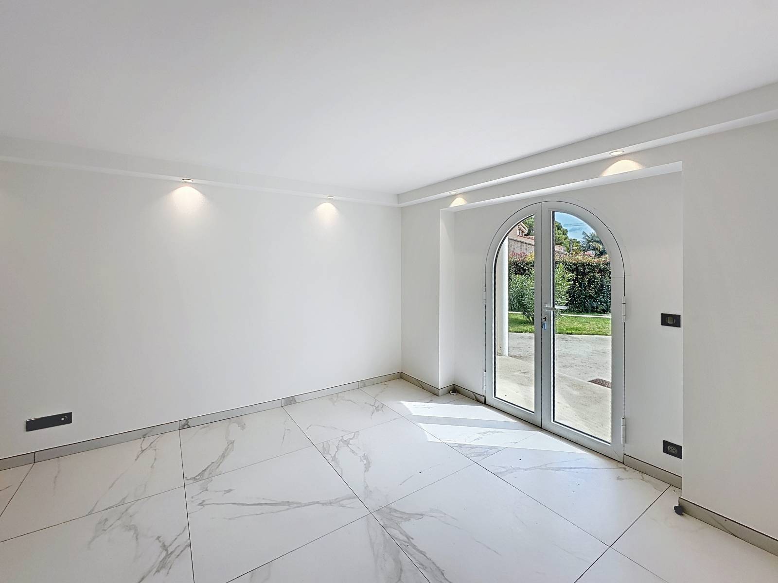 ANTIBES MAGNIFIQUE VILLA 10 PIECES