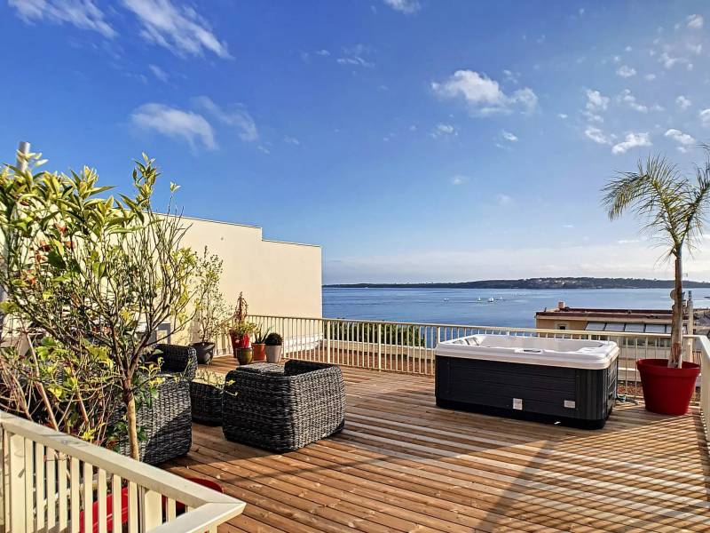 Toit-terrasse vue mer Cannes