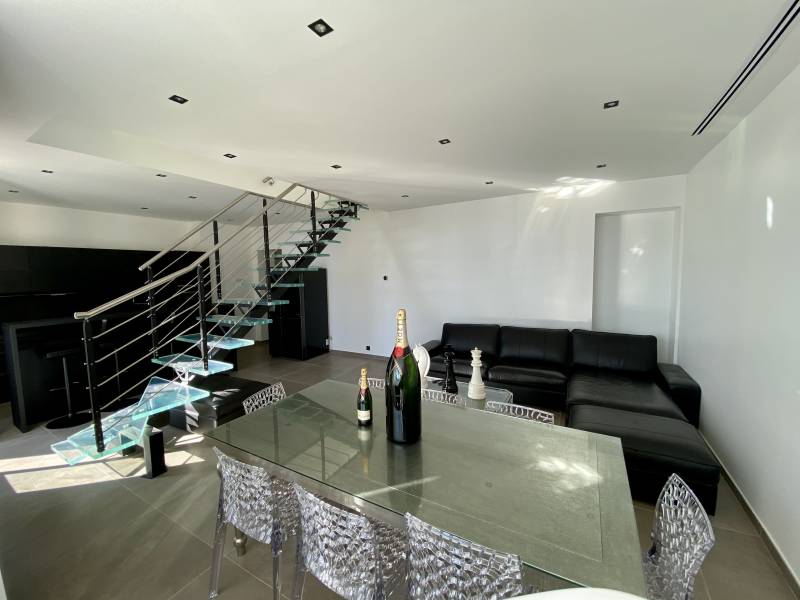 grand salon ouvert à la cuisine et l'étage du dessus