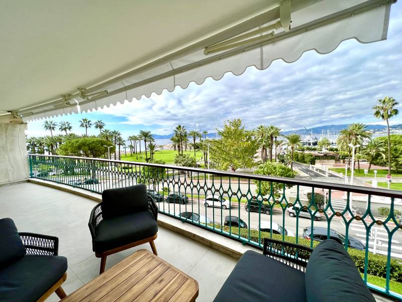 Vaste terrasse vue mer