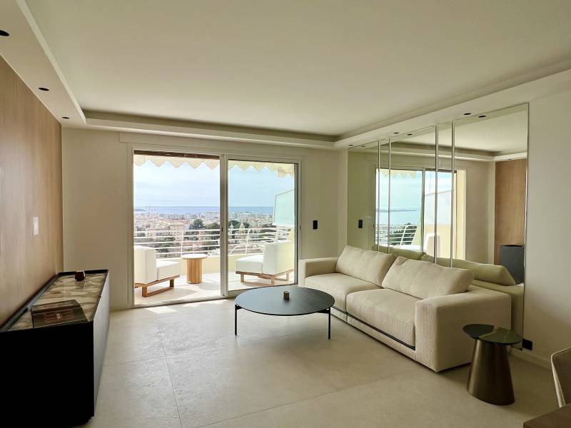 salon magnifique avec une vu splendide sur Cannes et la mer