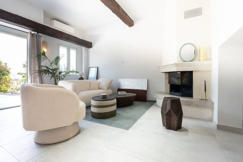 MAISON CONTEMPORAINE A CANNES A PIECES AVEC VUE MER